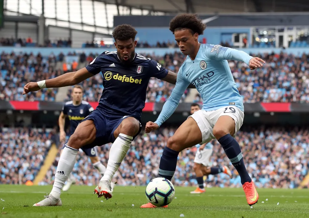 Leroy Sane (phải, Manchester City) vượt qua hậu vệ Lyon