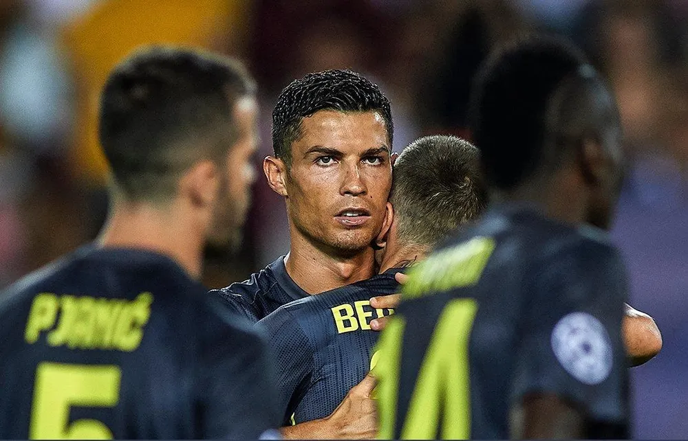 Ronaldo đã bật khỏc khi rời sân