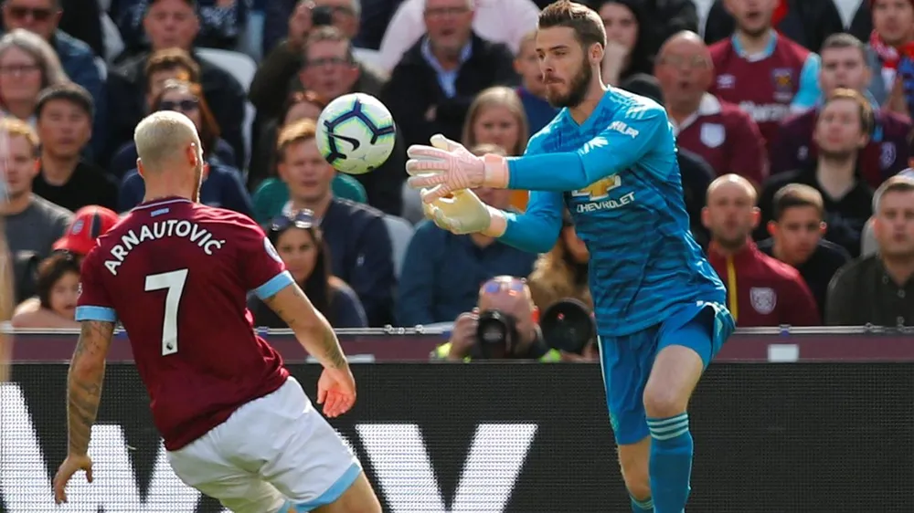 Thủ thành De Gea vất vả đầu trận vì Man.United khnhập cuộc thận trọng.