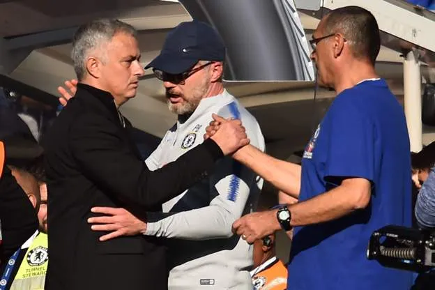 Trợ ý và HLV Maurizio Sarri đã đến xin lỗi Mourinho