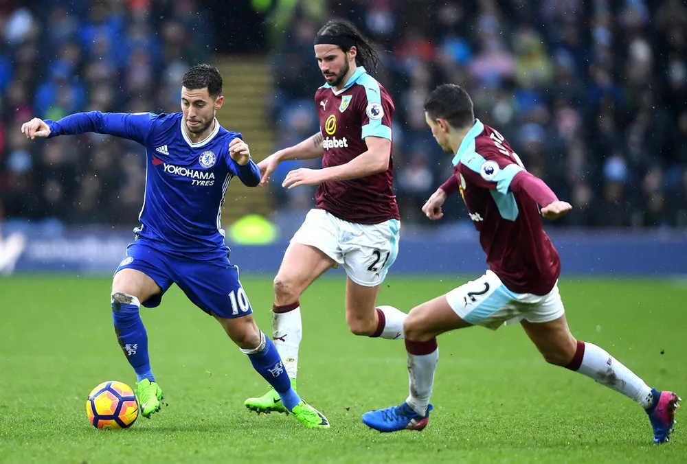 Eden hazard cvượt qua các hậu vệ Burnley