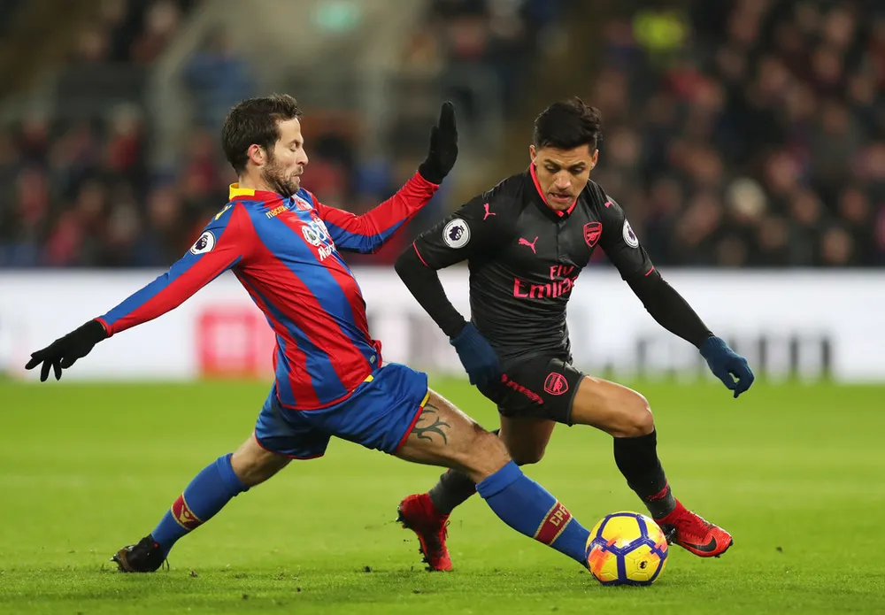 Alexis Sanchez (Arsenal) vượt qua Yohan Cabaye (Crystal Palace)