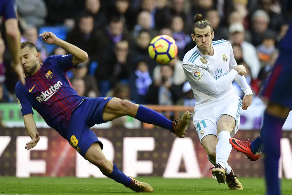 Gareth Bale (trái, Real Madrid) tung cú sút ở Camp Nou