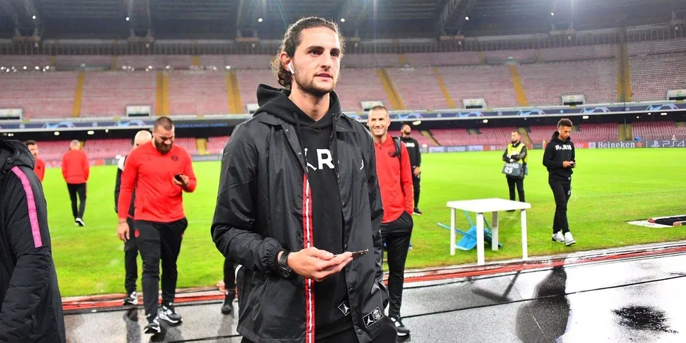  Adrien Rabiot đã mài đũng quần trên băng dự bị 2 trận gần dây.