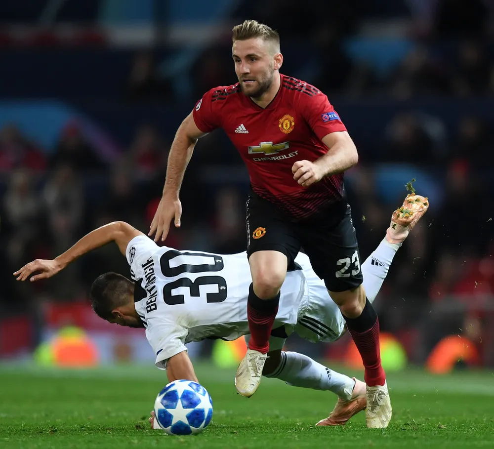 Luke Shaw (Man United) vượt qua trung vệ Chiellini (Juventus)
