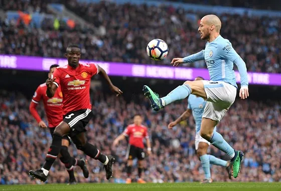 David Silva (phải, Man City) uy hiếp khung thanh Man United.