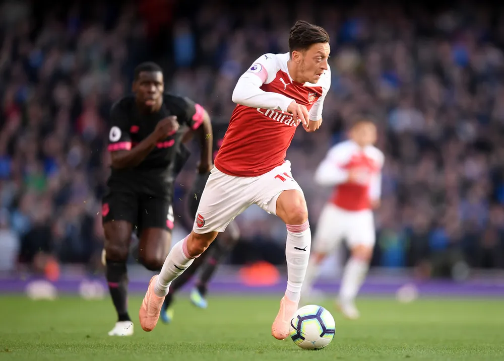 Mesut Oezil từ chối hợp đồng 1 triệu bảng/tuần để ở lại Arsenal ảnh 1