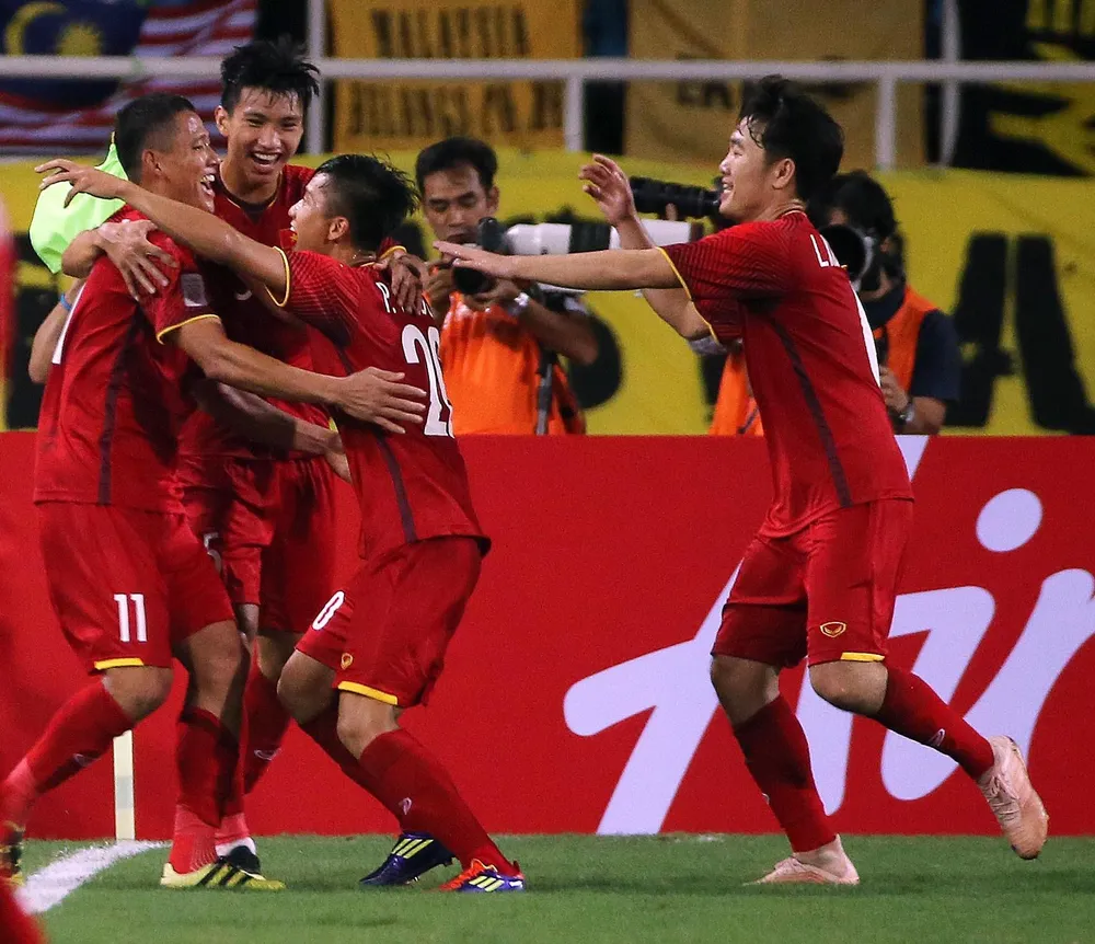 Việt Nam - Malaysia 2-0: Công Phượng tỏa sáng, Anh Đức góp công ảnh 16