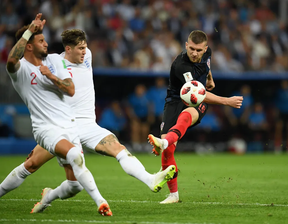 Ante Rebic (Croatia)_ tung cú sút trước lkhung thành tuyển Anh.