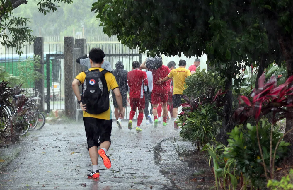 Đội tuyển Việt Nam suýt hủy buổi tập quan trọng ở Myanmar vì mưa to ảnh 5