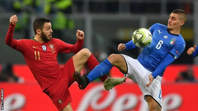 Bernardo Silva (trái, Bồ Đào Nha) teranh bóng với Verratti (Italia)