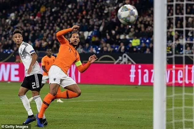 Pha ghi bàn đẹp mắt của Van Dijk.