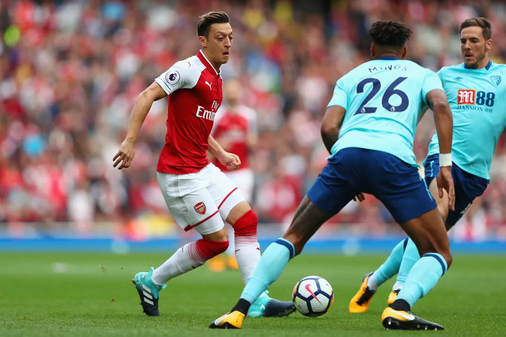 Mesut Oezil đi bóng trước hàng thủ Bournemouth.