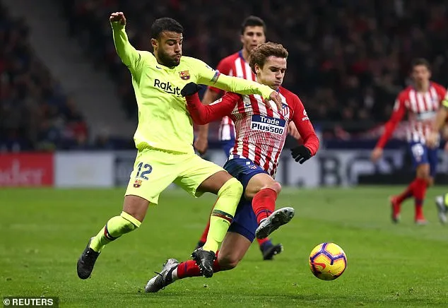 Rafinha (trái, Barca) tranh bóng với Antoine Griezmann (Atletico)