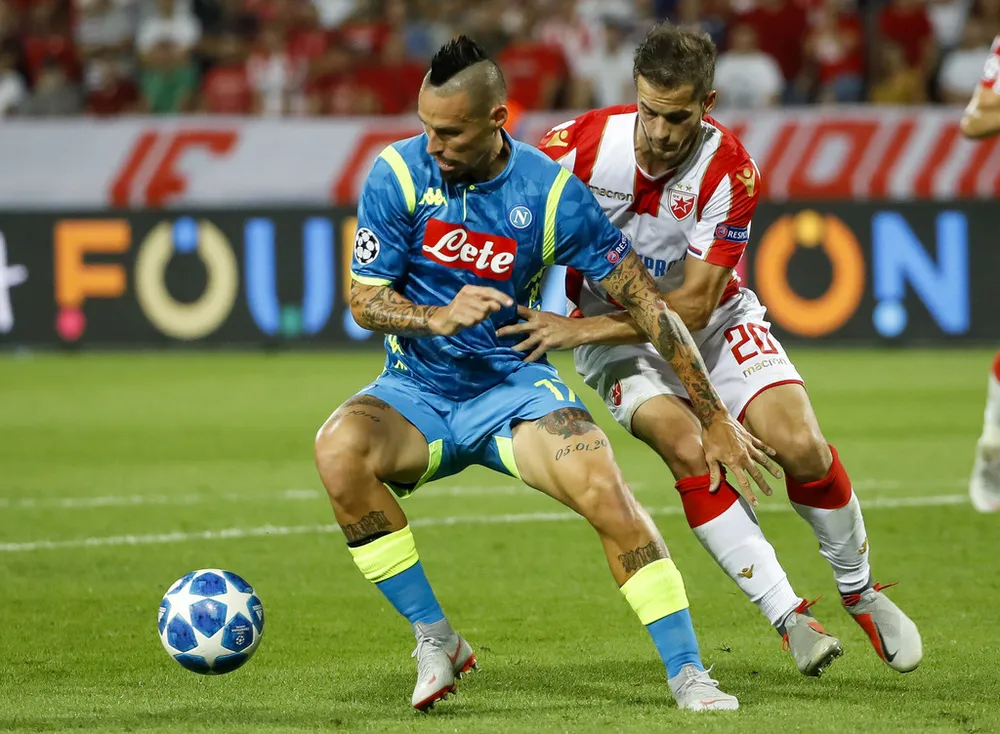 Marek Hamsik (terái, Napoli) bất lực trước tier63u xảo của Sao đỏ Belgrad