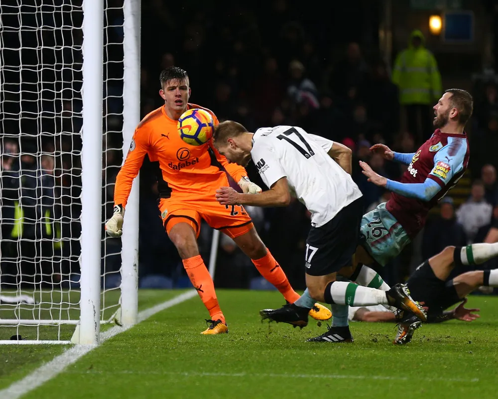 Ragnar Klavan (Liverpool) ghi bàn vào lưới Burnley mùa trước