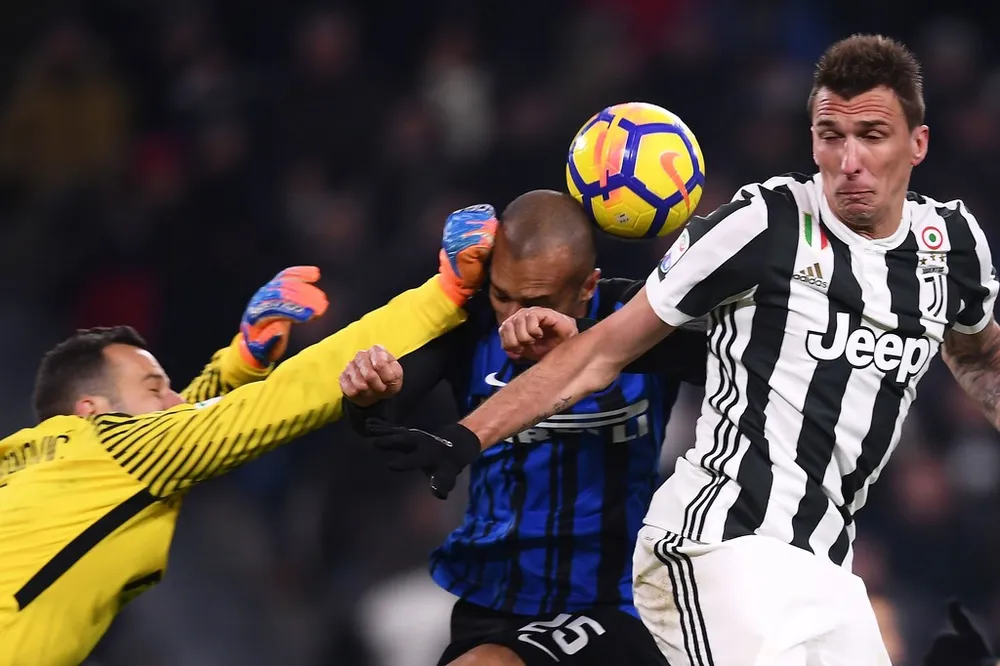 Thủ thành Samir Handanovic (Inter) và Mario Mandzukic (phải, Juventus)