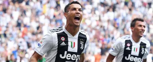 Cristiano Ronaldo thách thức Lionel Messi sang Ý ảnh 1