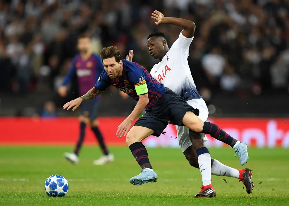 Hậu vệ Tottenham phạm lỗi với Lionel Messi (Barca)