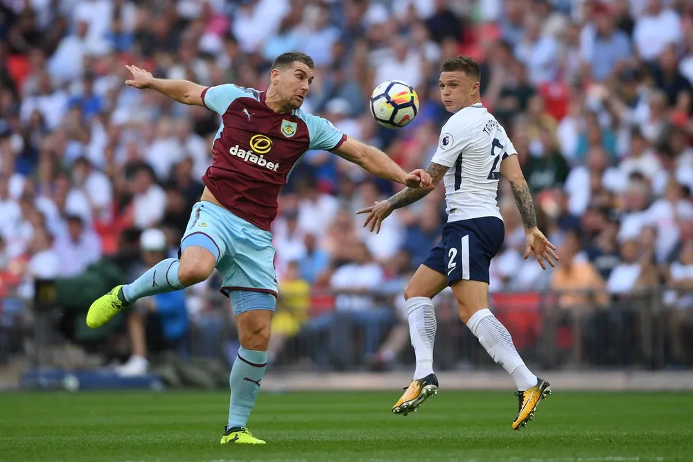 Tottenham (phải) hoàn toàn rên cơ so với Burnley.