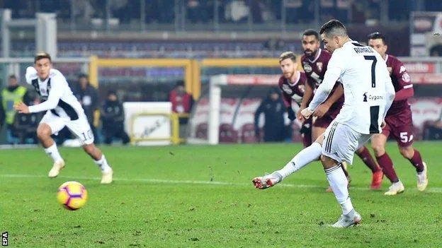 Ronaldo suýt đá hỏng quả 11m