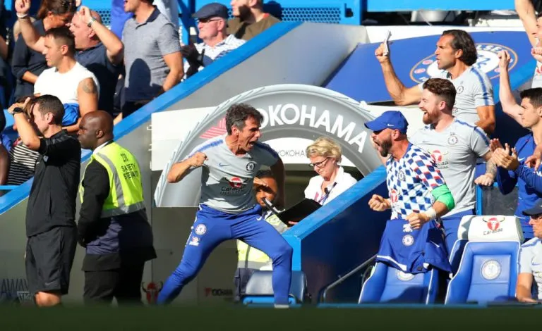 Trợ lý Zola ăn mừng chiến thắng.