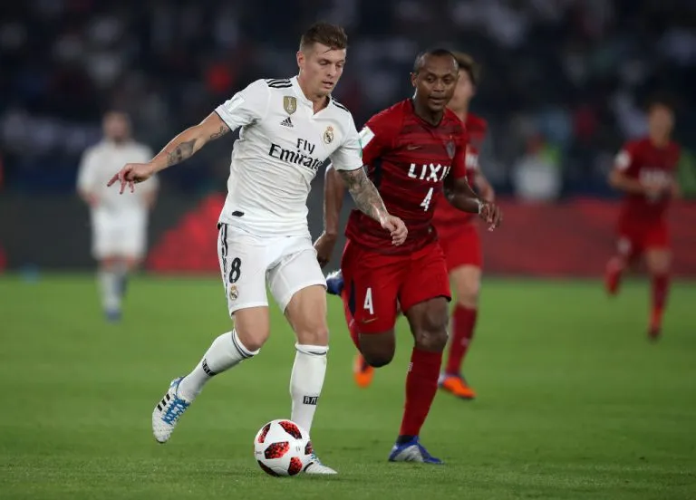 Toni Kroos đ0i bóng qua hậu vệ Kashima Antlers