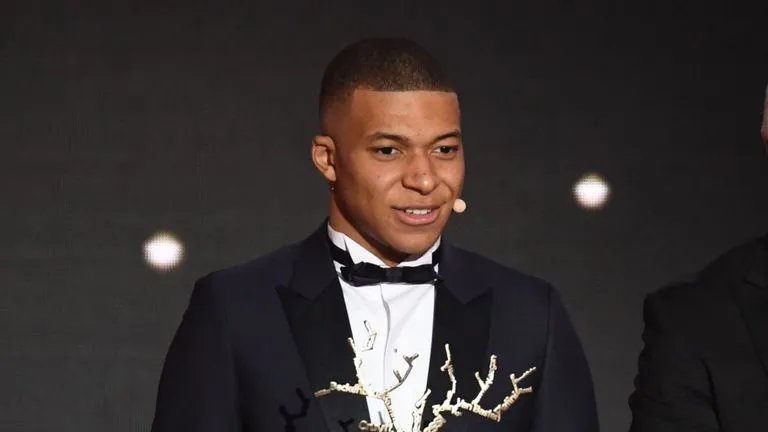Kylian Mbappe nhận giãi Kopa ở Gala Quả Bóng vàng