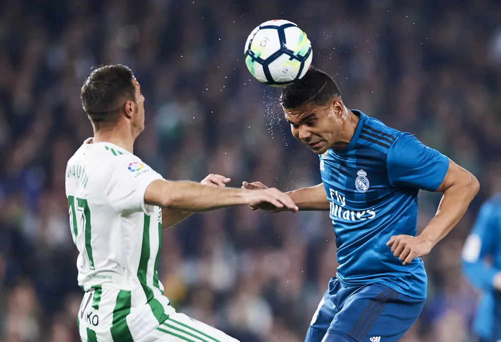 Casemiro (phải, Real Maderid) đánh đầu trước cầu thủ Betis.