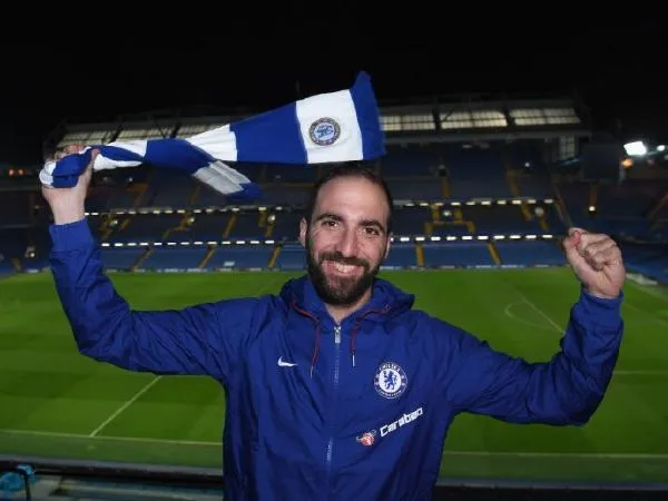 Gonzalo Higuain trong màu áo Chelsea.