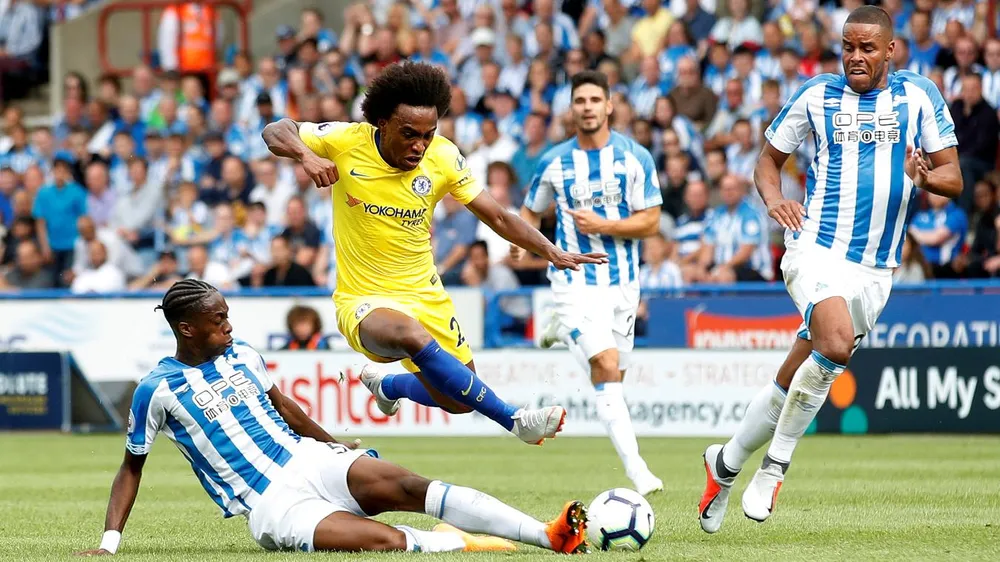 Willian đột phá qua hậu vệ Huddersfield