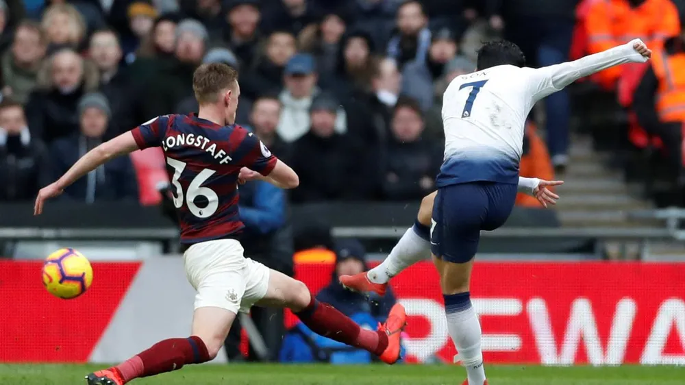 Son Heung-Min tung cú sút sệt qua tay thủ thành Newcastle.