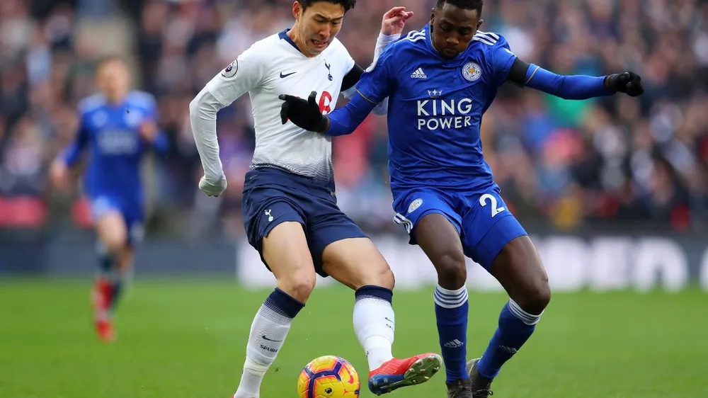 Son Heung-Min tranh bóng với hậu vệ Leicester