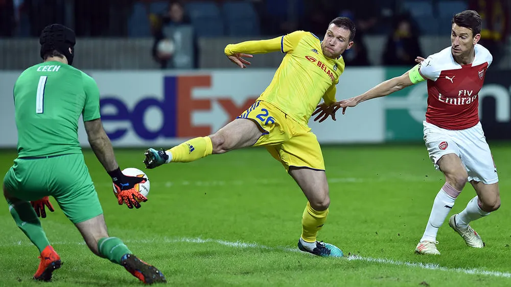 Thủ thành Petr Cech (trái, Arsenal) cản phá cú sút của tiền đạo BATE Borisov. 
