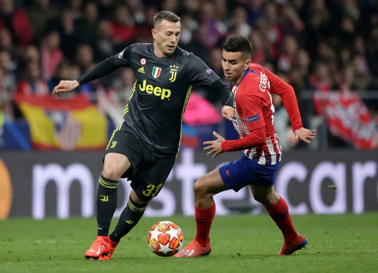 Federico Bernardeschi (trái, Juventus) đi bóng qua Angel Correa (Atletico Madrid).