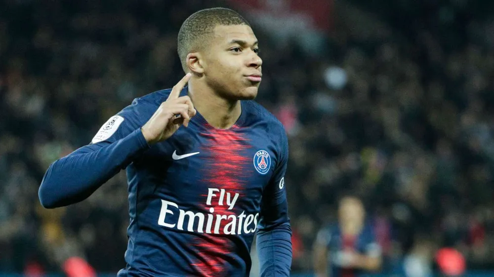 Kylian Mbappe qua mặt Ronaldo