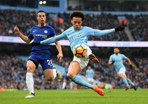 Leroy Sane dứt điểm trước khung thành Chelsea.