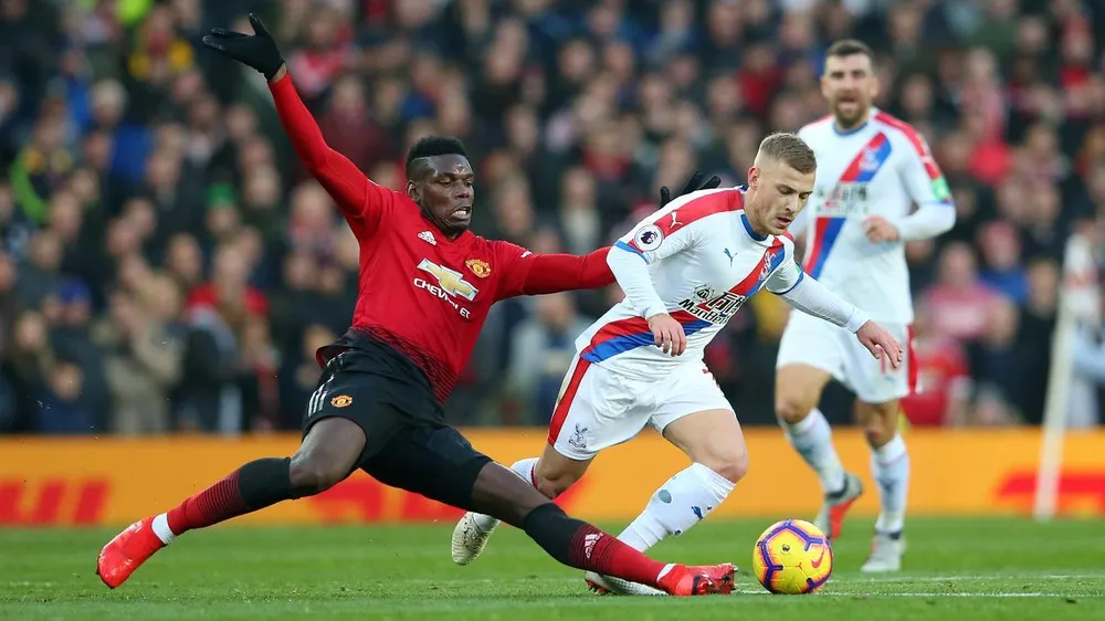 Paul Pogba đối mặt với Crystal Palace