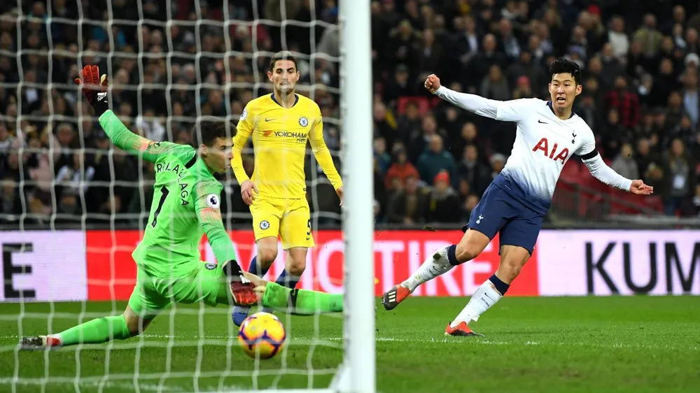 Son Heung-min tung lưới thủ thành Kepa (Chelsea)