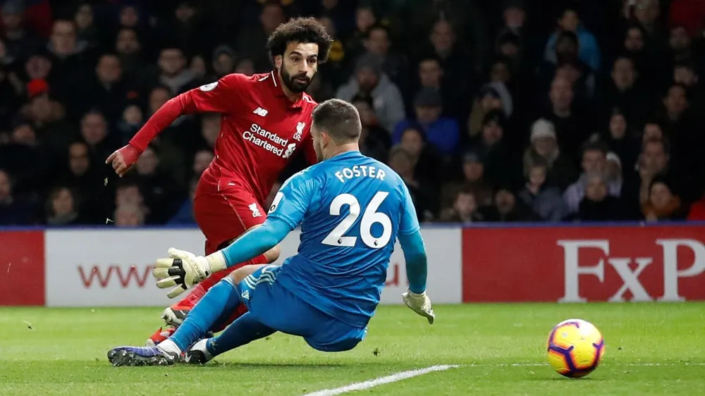 Mo Salah đi bóng trước Watford