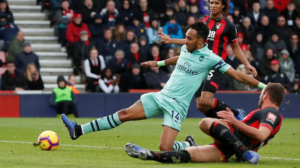 Tiến đạo Aubameyang (Arsenal_ uy hiếp khung trhành Bournemouth