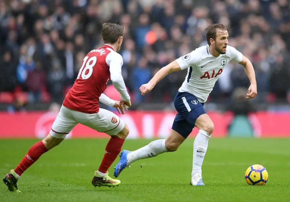 Harry Kane (phải, Tottenha) đi bóng trước Nacho Monreal (Arsenal)