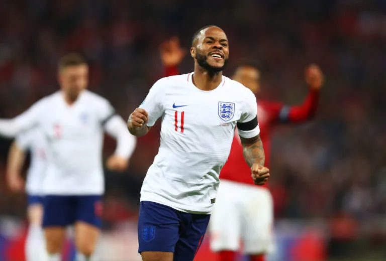Raheem Sterling mừng bàn thắng ở tuyển Anh.