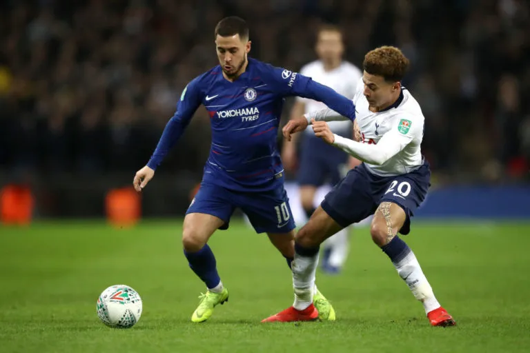 Eden Hazard (trái) tranh bóng với Dele Alli (Tottenham)