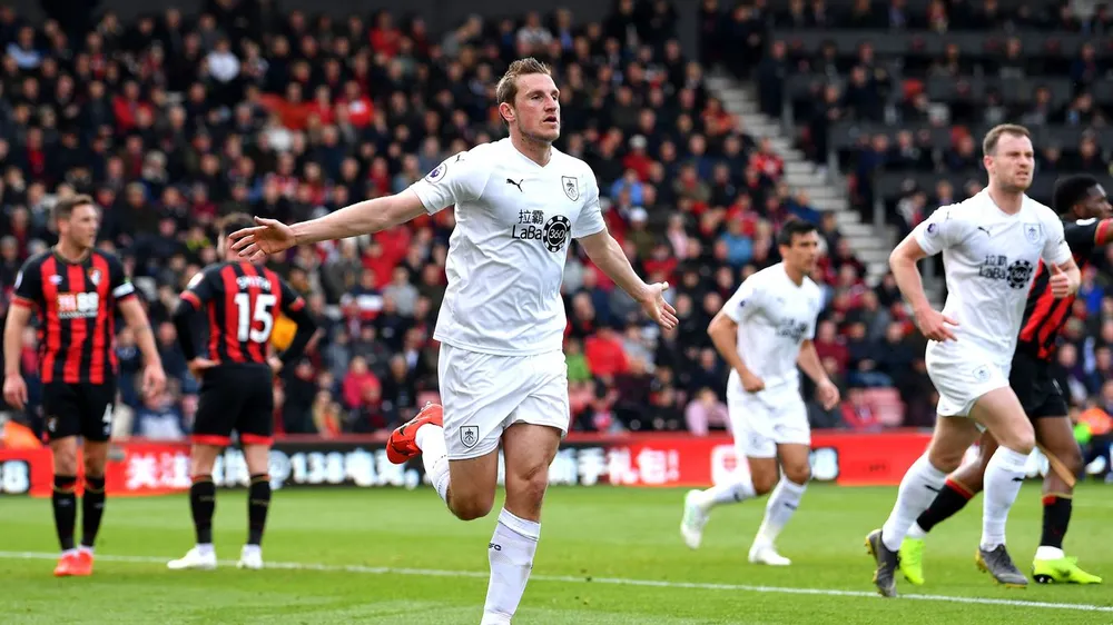 Chris Wood ăn mừng bàn thắng gỡ hòa cho Burnley