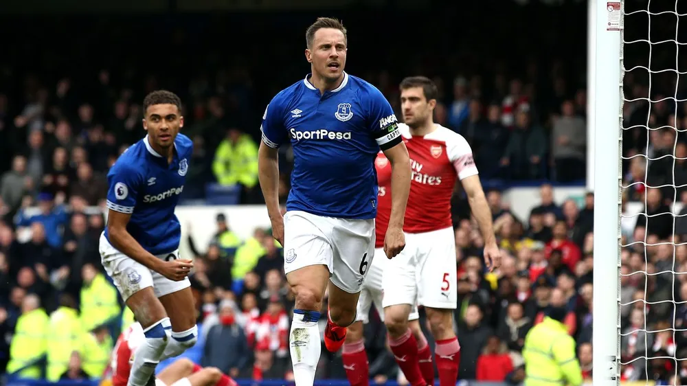 Trung vệ Phil Jagielka mừng bàn thắng.