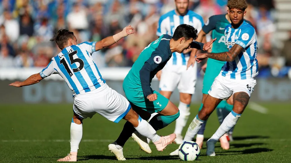 Son Heung-min đột phá qua phòng tuyến Huddersfield