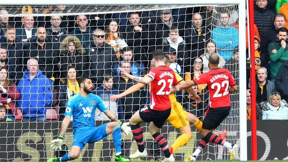 Nathan Redmond băng lên ghi bàn