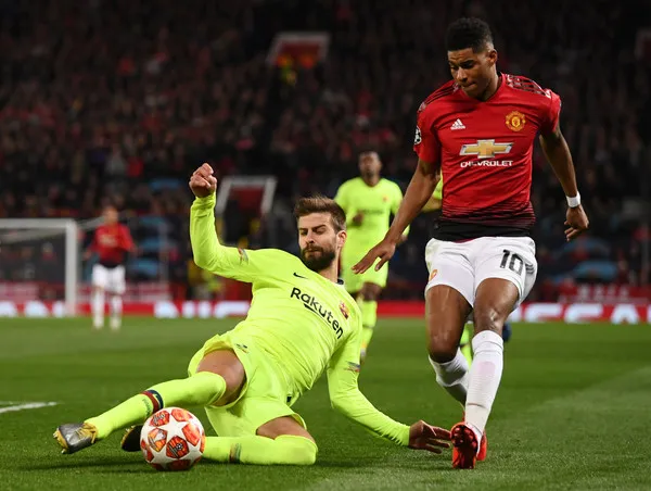 Marcus Rashford không vượtr qua được kình nghiệm của Gerard Pique (Barca)
