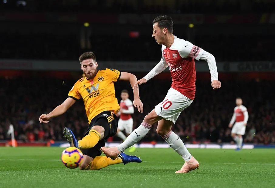 Mesut Oezil saẽ tỏa sáng trước những đối thủ giàu kỹ thuật như Wolves